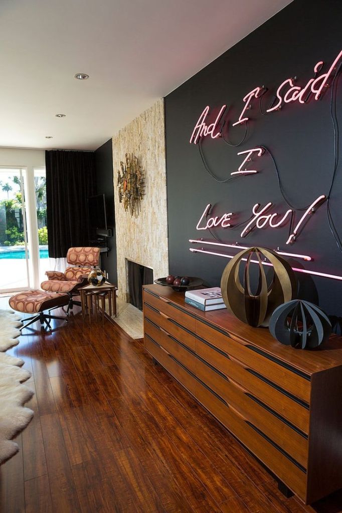 Letreiros em neon com frases e desenhos saíram só dos bares e ganharam as salas, cozinhas e até banheiros das casas e apartamentos como detalhe lindo na decoração. Inspire-se!
