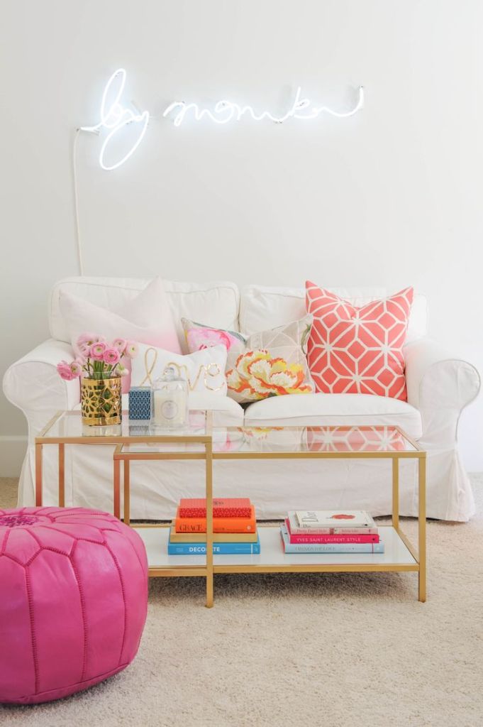 Letreiros em neon com frases e desenhos saíram só dos bares e ganharam as salas, cozinhas e até banheiros das casas e apartamentos como detalhe lindo na decoração. Inspire-se!