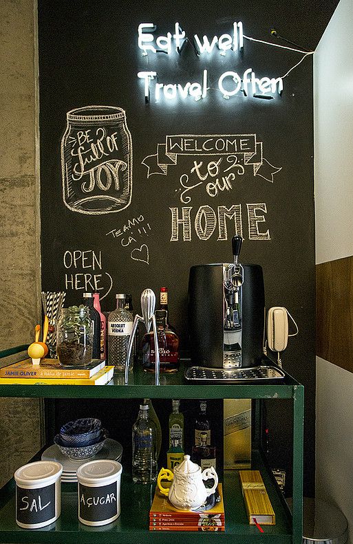 Letreiros em neon com frases e desenhos saíram só dos bares e ganharam as salas, cozinhas e até banheiros das casas e apartamentos como detalhe lindo na decoração. Inspire-se!
