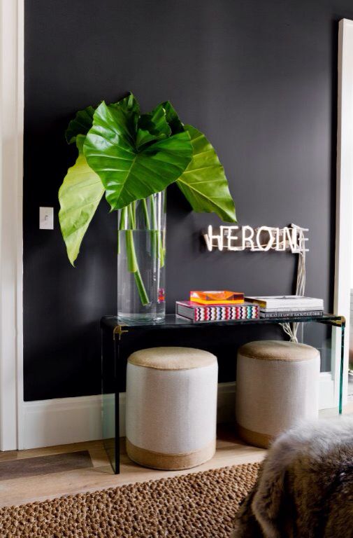 Letreiros em neon com frases e desenhos saíram só dos bares e ganharam as salas, cozinhas e até banheiros das casas e apartamentos como detalhe lindo na decoração. Inspire-se!