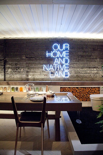 Letreiros em neon com frases e desenhos saíram só dos bares e ganharam as salas, cozinhas e até banheiros das casas e apartamentos como detalhe lindo na decoração. Inspire-se!