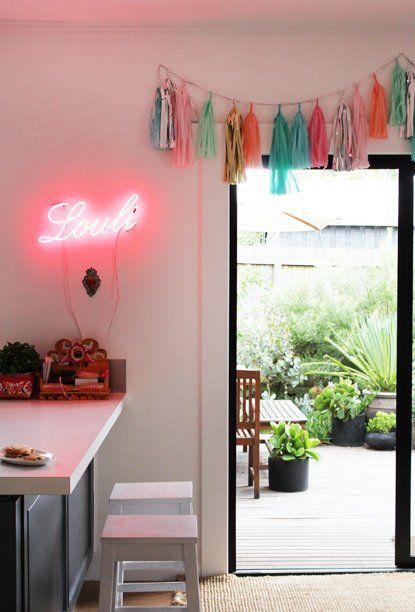 Letreiros em neon com frases e desenhos saíram só dos bares e ganharam as salas, cozinhas e até banheiros das casas e apartamentos como detalhe lindo na decoração. Inspire-se!