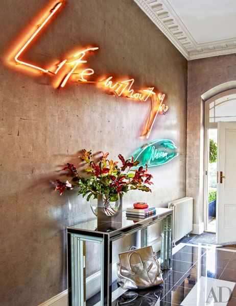Letreiros em neon com frases e desenhos saíram só dos bares e ganharam as salas, cozinhas e até banheiros das casas e apartamentos como detalhe lindo na decoração. Inspire-se!