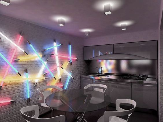 Letreiros em neon com frases e desenhos saíram só dos bares e ganharam as salas, cozinhas e até banheiros das casas e apartamentos como detalhe lindo na decoração. Inspire-se!