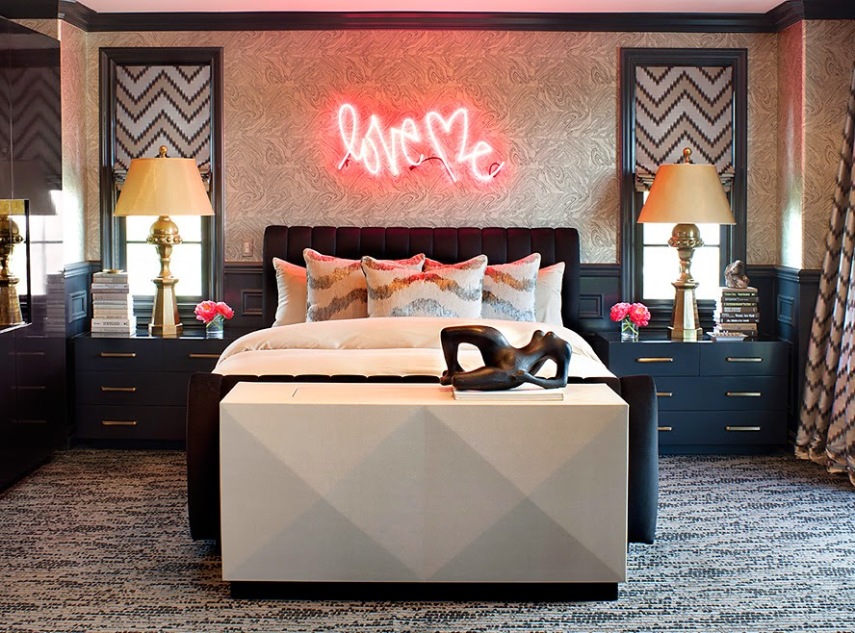 Letreiros em neon com frases e desenhos saíram só dos bares e ganharam as salas, cozinhas e até banheiros das casas e apartamentos como detalhe lindo na decoração. Inspire-se!