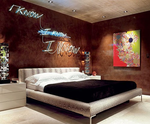 Letreiros em neon com frases e desenhos saíram só dos bares e ganharam as salas, cozinhas e até banheiros das casas e apartamentos como detalhe lindo na decoração. Inspire-se!