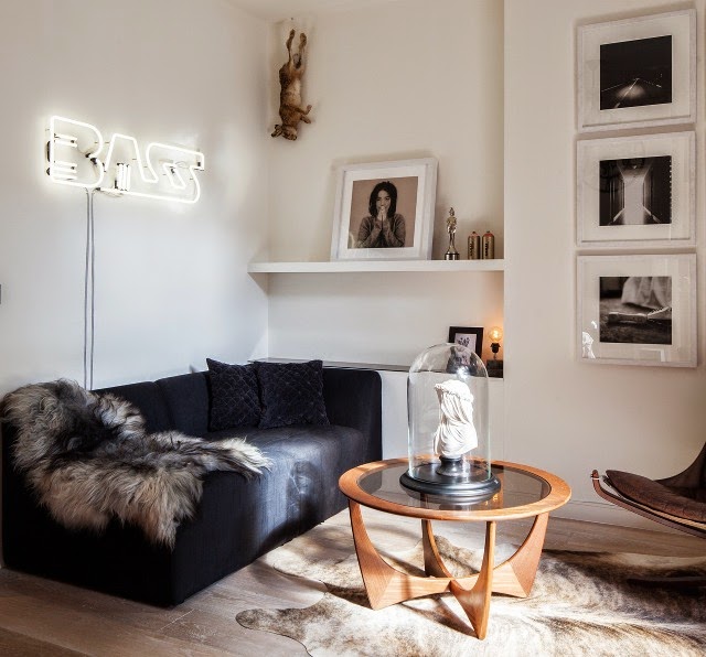 Letreiros em neon com frases e desenhos saíram só dos bares e ganharam as salas, cozinhas e até banheiros das casas e apartamentos como detalhe lindo na decoração. Inspire-se!