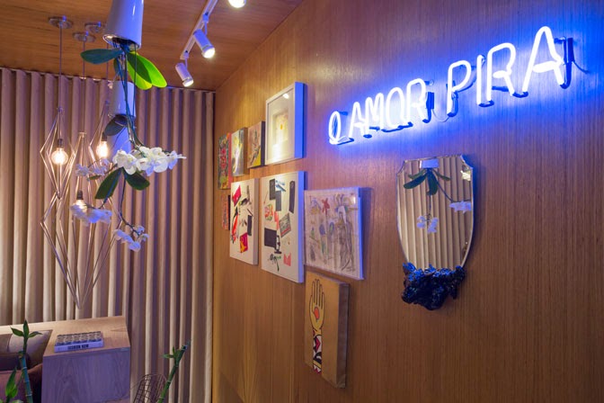 Letreiros em neon com frases e desenhos saíram só dos bares e ganharam as salas, cozinhas e até banheiros das casas e apartamentos como detalhe lindo na decoração. Inspire-se!