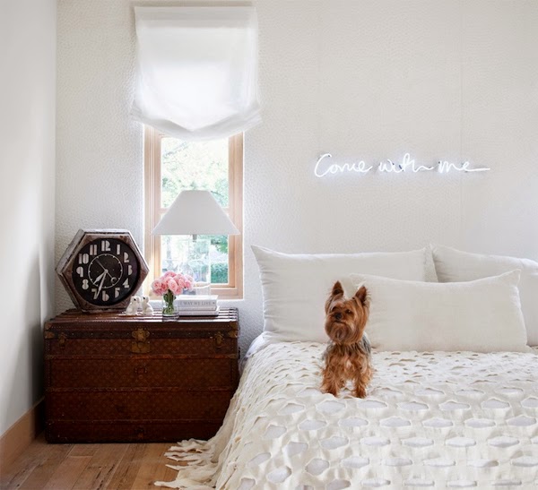 Letreiros em neon com frases e desenhos saíram só dos bares e ganharam as salas, cozinhas e até banheiros das casas e apartamentos como detalhe lindo na decoração. Inspire-se!