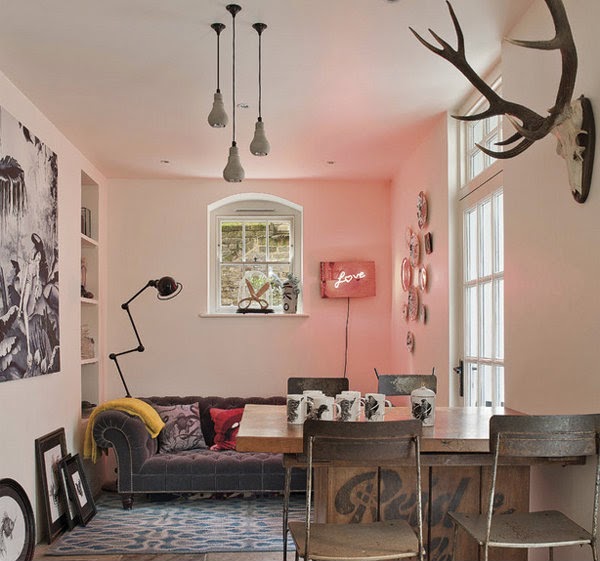 Letreiros em neon com frases e desenhos saíram só dos bares e ganharam as salas, cozinhas e até banheiros das casas e apartamentos como detalhe lindo na decoração. Inspire-se!