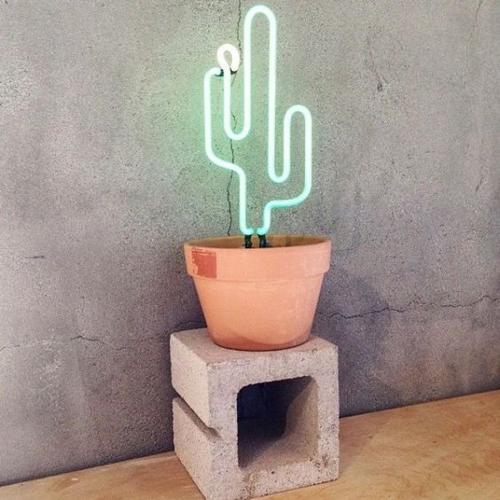 Letreiros em neon com frases e desenhos saíram só dos bares e ganharam as salas, cozinhas e até banheiros das casas e apartamentos como detalhe lindo na decoração. Inspire-se!
