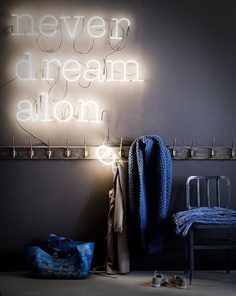 Letreiros em neon com frases e desenhos saíram só dos bares e ganharam as salas, cozinhas e até banheiros das casas e apartamentos como detalhe lindo na decoração. Inspire-se!