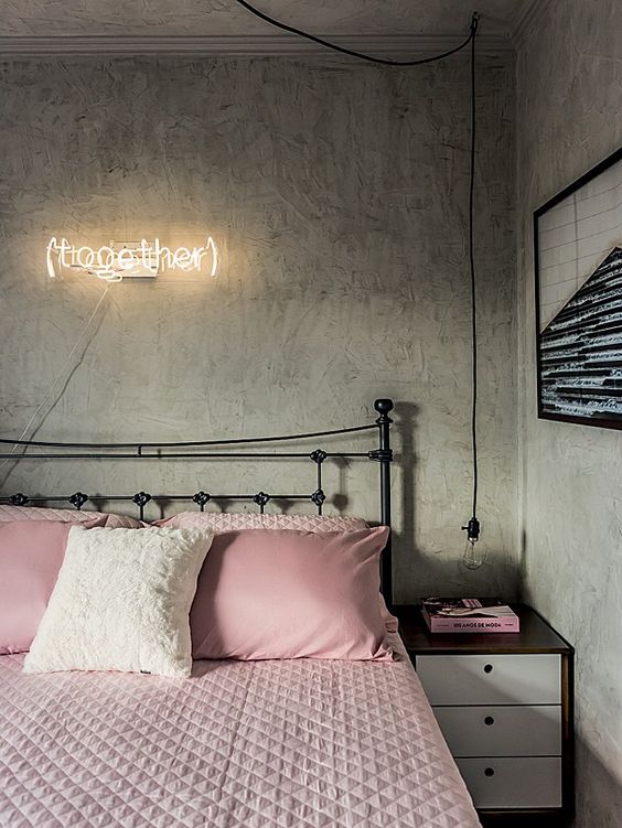 Letreiros em neon com frases e desenhos saíram só dos bares e ganharam as salas, cozinhas e até banheiros das casas e apartamentos como detalhe lindo na decoração. Inspire-se!