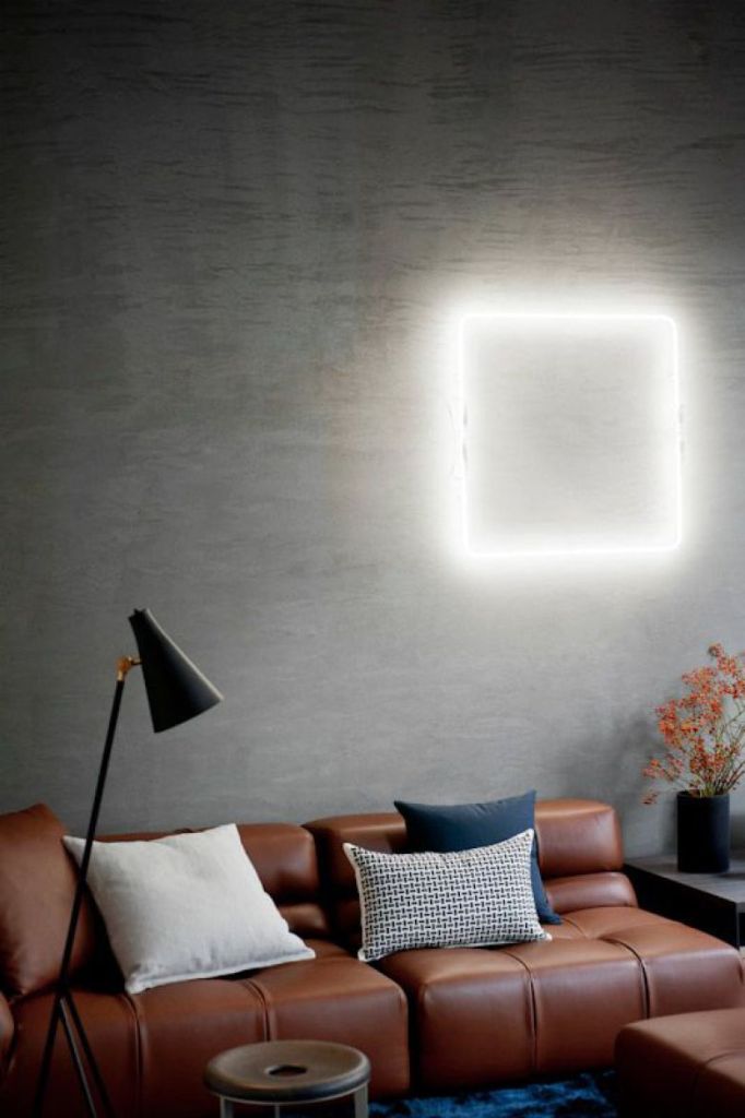 Letreiros em neon com frases e desenhos saíram só dos bares e ganharam as salas, cozinhas e até banheiros das casas e apartamentos como detalhe lindo na decoração. Inspire-se!