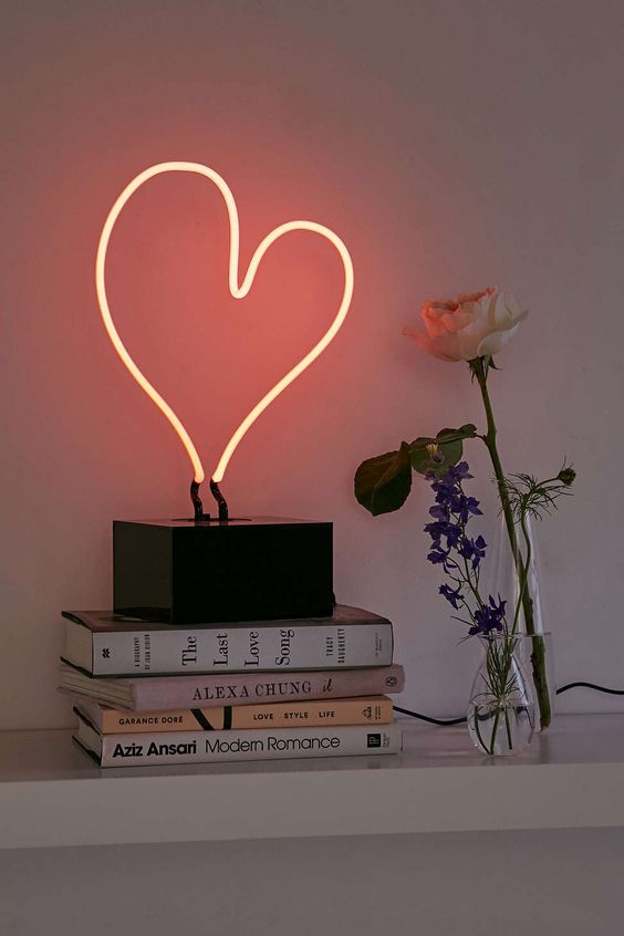 Letreiros em neon com frases e desenhos saíram só dos bares e ganharam as salas, cozinhas e até banheiros das casas e apartamentos como detalhe lindo na decoração. Inspire-se!