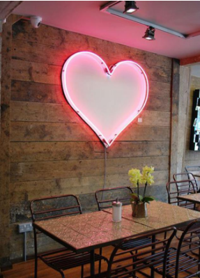 Letreiros em neon com frases e desenhos saíram só dos bares e ganharam as salas, cozinhas e até banheiros das casas e apartamentos como detalhe lindo na decoração. Inspire-se!