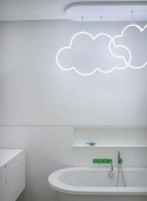 Letreiros em neon com frases e desenhos saíram só dos bares e ganharam as salas, cozinhas e até banheiros das casas e apartamentos como detalhe lindo na decoração. Inspire-se!