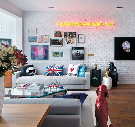 Letreiros em neon com frases e desenhos saíram só dos bares e ganharam as salas, cozinhas e até banheiros das casas e apartamentos como detalhe lindo na decoração. Inspire-se!
