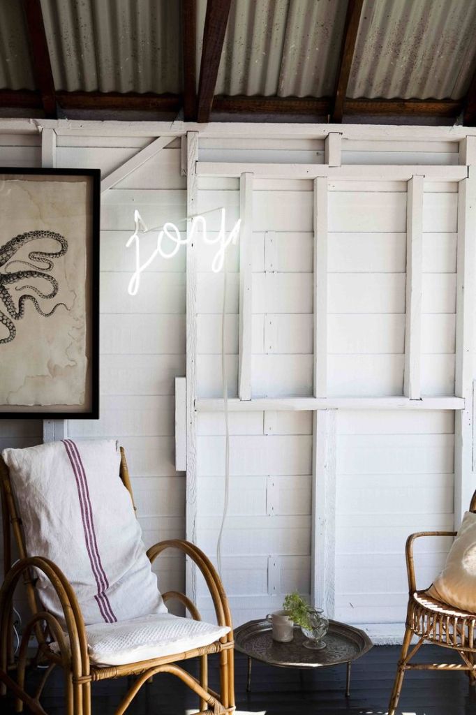 Letreiros em neon com frases e desenhos saíram só dos bares e ganharam as salas, cozinhas e até banheiros das casas e apartamentos como detalhe lindo na decoração. Inspire-se!