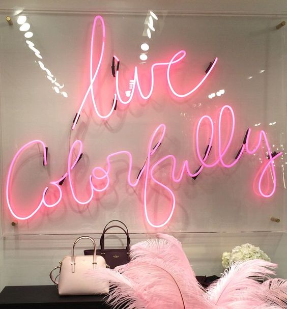 Letreiros em neon com frases e desenhos saíram só dos bares e ganharam as salas, cozinhas e até banheiros das casas e apartamentos como detalhe lindo na decoração. Inspire-se!