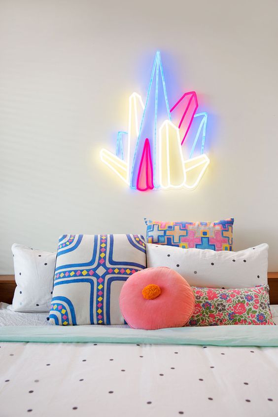 Letreiros em neon com frases e desenhos saíram só dos bares e ganharam as salas, cozinhas e até banheiros das casas e apartamentos como detalhe lindo na decoração. Inspire-se!