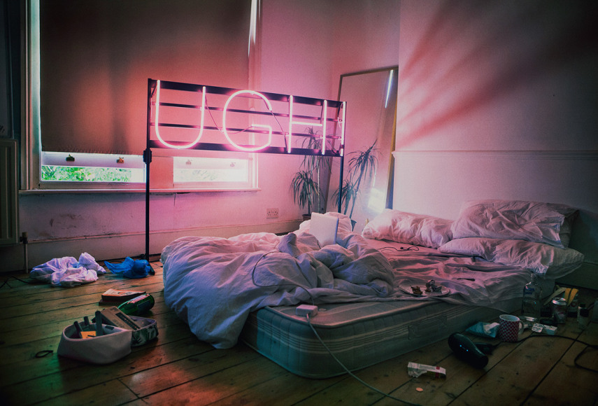 Letreiros em neon com frases e desenhos saíram só dos bares e ganharam as salas, cozinhas e até banheiros das casas e apartamentos como detalhe lindo na decoração. Inspire-se!