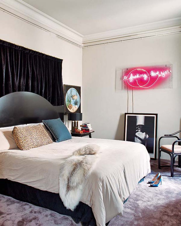 Letreiros em neon com frases e desenhos saíram só dos bares e ganharam as salas, cozinhas e até banheiros das casas e apartamentos como detalhe lindo na decoração. Inspire-se!