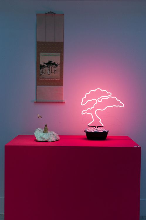 Letreiros em neon com frases e desenhos saíram só dos bares e ganharam as salas, cozinhas e até banheiros das casas e apartamentos como detalhe lindo na decoração. Inspire-se!
