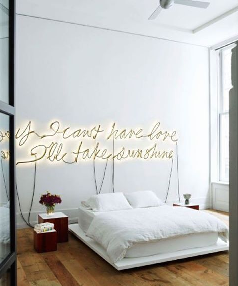 Letreiros em neon com frases e desenhos saíram só dos bares e ganharam as salas, cozinhas e até banheiros das casas e apartamentos como detalhe lindo na decoração. Inspire-se!
