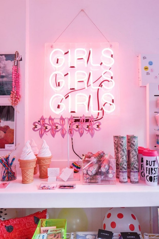 Letreiros em neon com frases e desenhos saíram só dos bares e ganharam as salas, cozinhas e até banheiros das casas e apartamentos como detalhe lindo na decoração. Inspire-se!