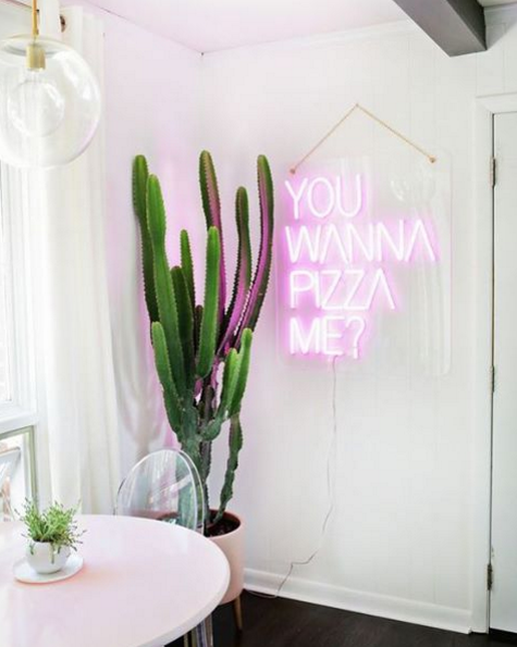 Letreiros em neon com frases e desenhos saíram só dos bares e ganharam as salas, cozinhas e até banheiros das casas e apartamentos como detalhe lindo na decoração. Inspire-se!