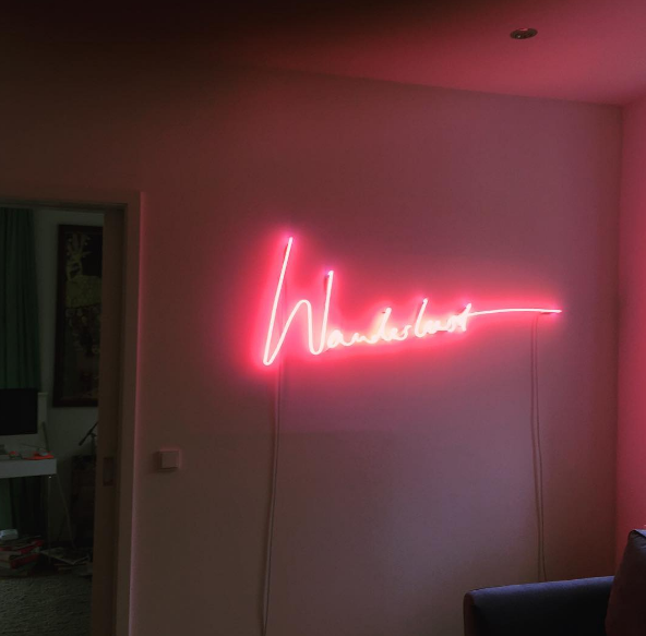 Letreiros em neon com frases e desenhos saíram só dos bares e ganharam as salas, cozinhas e até banheiros das casas e apartamentos como detalhe lindo na decoração. Inspire-se!