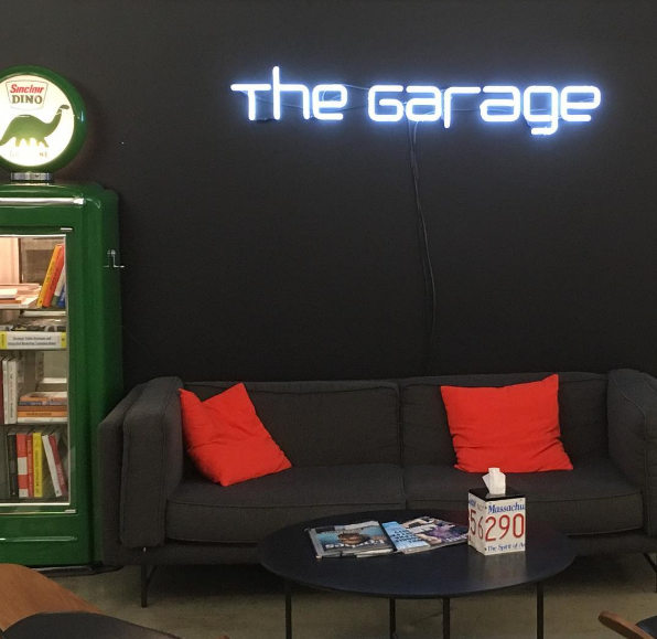 Letreiros em neon com frases e desenhos saíram só dos bares e ganharam as salas, cozinhas e até banheiros das casas e apartamentos como detalhe lindo na decoração. Inspire-se!
