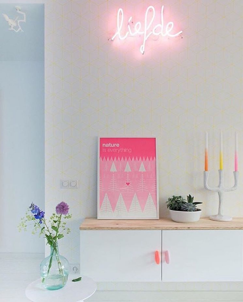 Letreiros em neon com frases e desenhos saíram só dos bares e ganharam as salas, cozinhas e até banheiros das casas e apartamentos como detalhe lindo na decoração. Inspire-se!