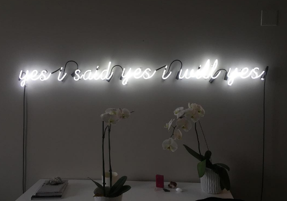 Letreiros em neon com frases e desenhos saíram só dos bares e ganharam as salas, cozinhas e até banheiros das casas e apartamentos como detalhe lindo na decoração. Inspire-se!