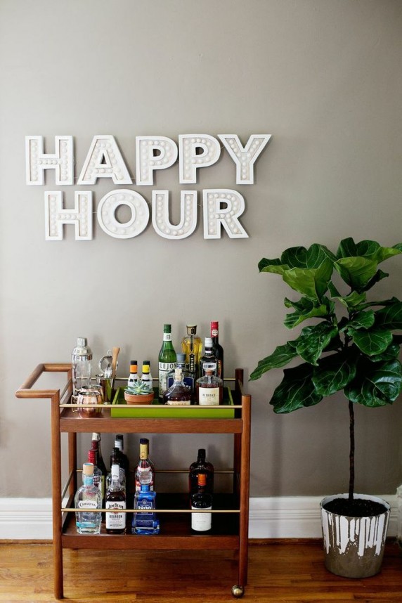 Letreiros em neon com frases e desenhos saíram só dos bares e ganharam as salas, cozinhas e até banheiros das casas e apartamentos como detalhe lindo na decoração. Inspire-se!