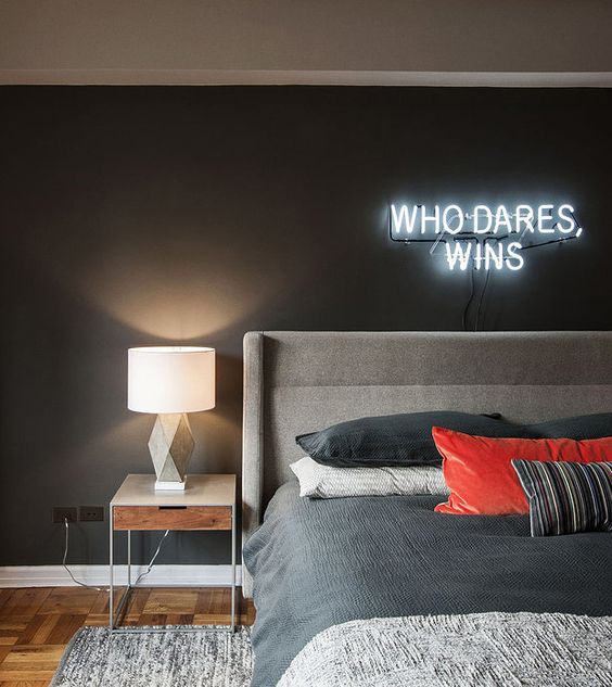 Letreiros em neon com frases e desenhos saíram só dos bares e ganharam as salas, cozinhas e até banheiros das casas e apartamentos como detalhe lindo na decoração. Inspire-se!