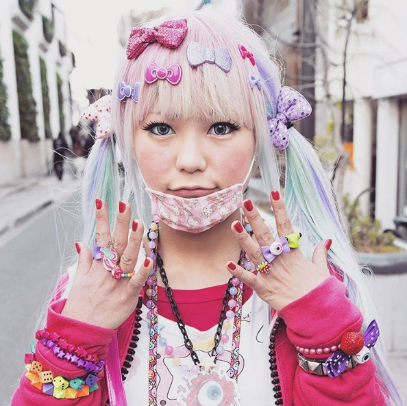 Famosa no bairro Harajuku, em Tóquio, a moda de abusar de acessórios coloridos é uma forma dos jovens japoneses questionarem as regras de vestimenta escolar no país. 