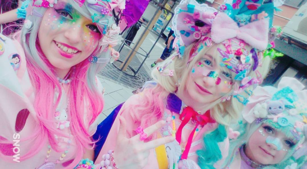 Famosa no bairro Harajuku, em Tóquio, a moda de abusar de acessórios coloridos é uma forma dos jovens japoneses questionarem as regras de vestimenta escolar no país. 