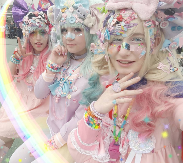 Famosa no bairro Harajuku, em Tóquio, a moda de abusar de acessórios coloridos é uma forma dos jovens japoneses questionarem as regras de vestimenta escolar no país. 