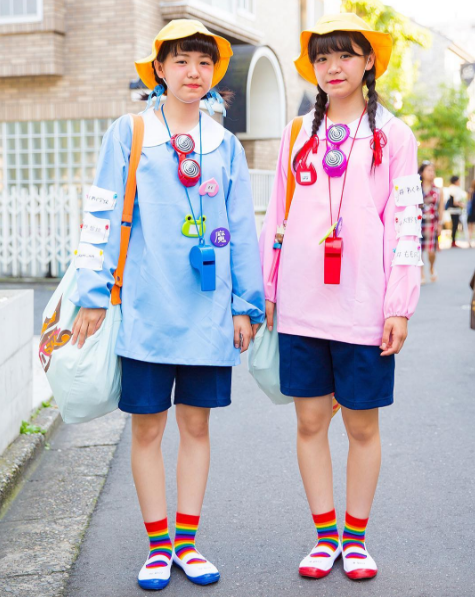 Famosa no bairro Harajuku, em Tóquio, a moda de abusar de acessórios coloridos é uma forma dos jovens japoneses questionarem as regras de vestimenta escolar no país. 