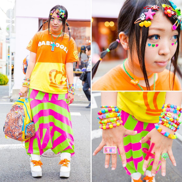 Famosa no bairro Harajuku, em Tóquio, a moda de abusar de acessórios coloridos é uma forma dos jovens japoneses questionarem as regras de vestimenta escolar no país. 