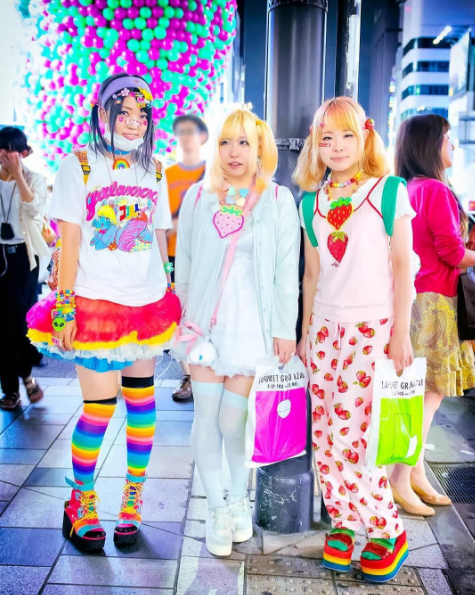 Famosa no bairro Harajuku, em Tóquio, a moda de abusar de acessórios coloridos é uma forma dos jovens japoneses questionarem as regras de vestimenta escolar no país. 