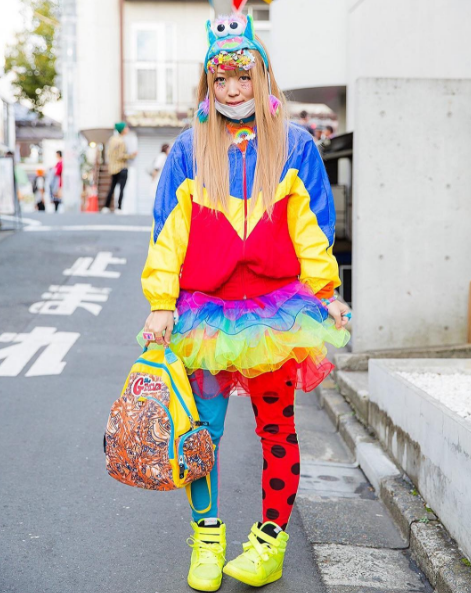 Famosa no bairro Harajuku, em Tóquio, a moda de abusar de acessórios coloridos é uma forma dos jovens japoneses questionarem as regras de vestimenta escolar no país. 