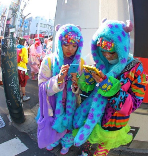 Famosa no bairro Harajuku, em Tóquio, a moda de abusar de acessórios coloridos é uma forma dos jovens japoneses questionarem as regras de vestimenta escolar no país. 