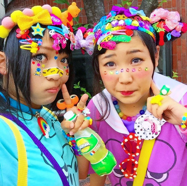 Famosa no bairro Harajuku, em Tóquio, a moda de abusar de acessórios coloridos é uma forma dos jovens japoneses questionarem as regras de vestimenta escolar no país. 