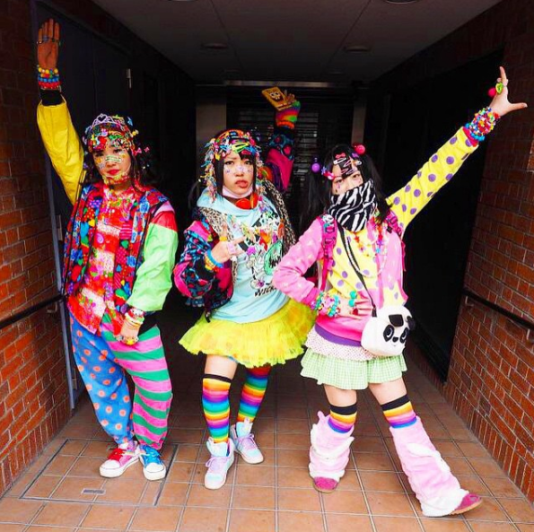 Famosa no bairro Harajuku, em Tóquio, a moda de abusar de acessórios coloridos é uma forma dos jovens japoneses questionarem as regras de vestimenta escolar no país. 