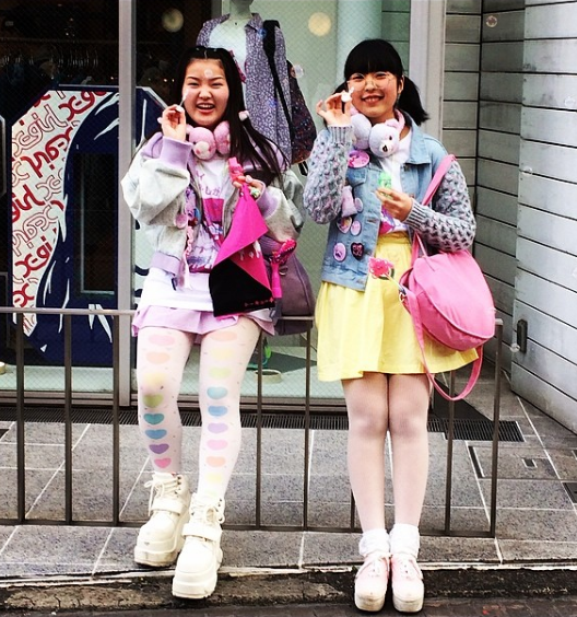 Famosa no bairro Harajuku, em Tóquio, a moda de abusar de acessórios coloridos é uma forma dos jovens japoneses questionarem as regras de vestimenta escolar no país. 