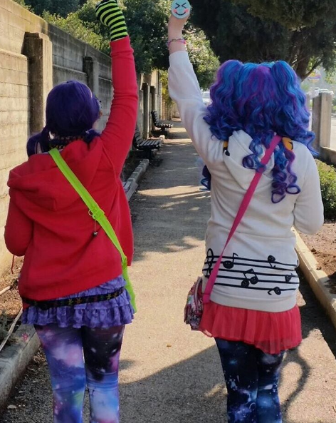 Famosa no bairro Harajuku, em Tóquio, a moda de abusar de acessórios coloridos é uma forma dos jovens japoneses questionarem as regras de vestimenta escolar no país. 