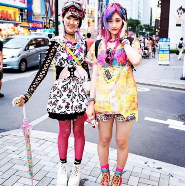 Famosa no bairro Harajuku, em Tóquio, a moda de abusar de acessórios coloridos é uma forma dos jovens japoneses questionarem as regras de vestimenta escolar no país. 